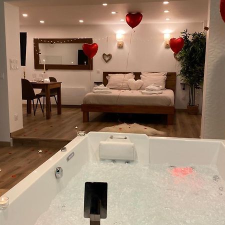 Love Room Unique - Sauna / Jacuzzi Шарлевіль-Мезьєр Екстер'єр фото