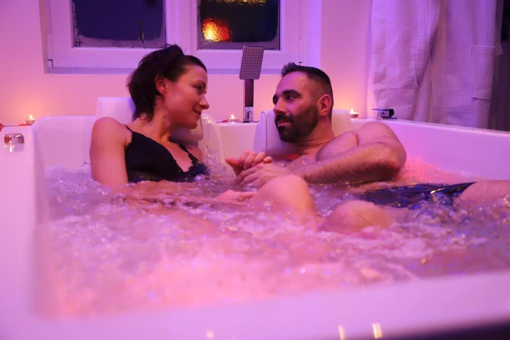 Love Room Unique - Sauna / Jacuzzi Шарлевіль-Мезьєр Екстер'єр фото