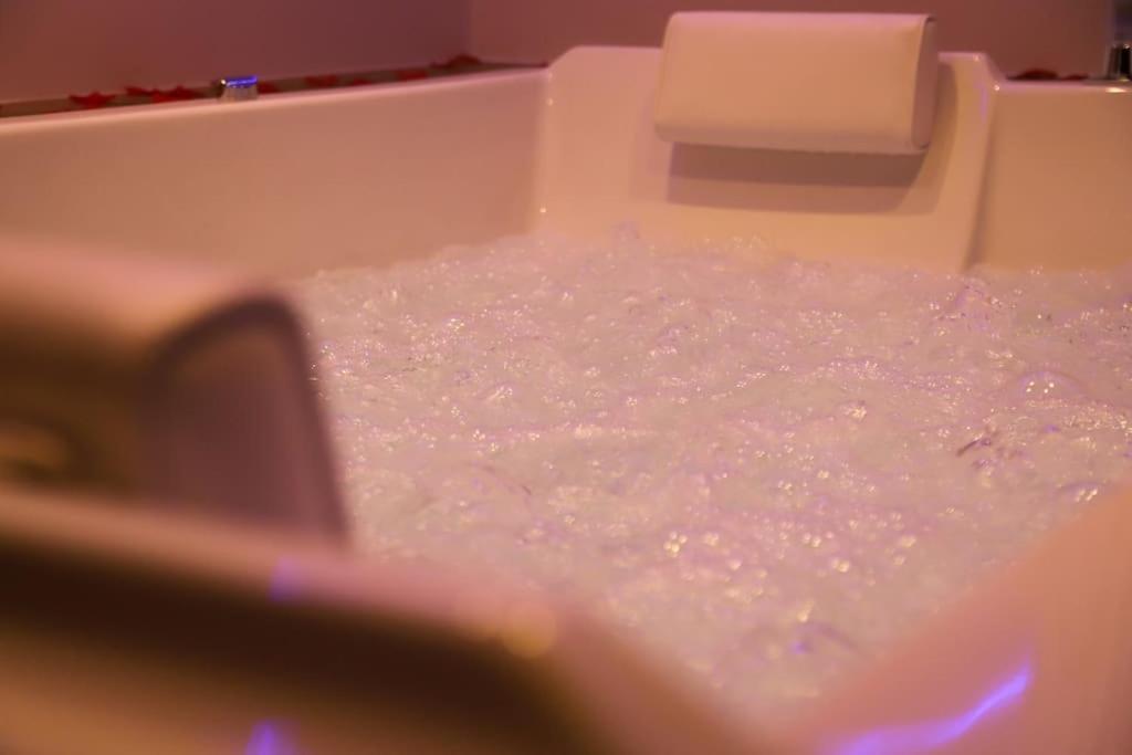 Love Room Unique - Sauna / Jacuzzi Шарлевіль-Мезьєр Екстер'єр фото