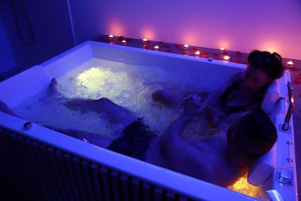 Love Room Unique - Sauna / Jacuzzi Шарлевіль-Мезьєр Екстер'єр фото